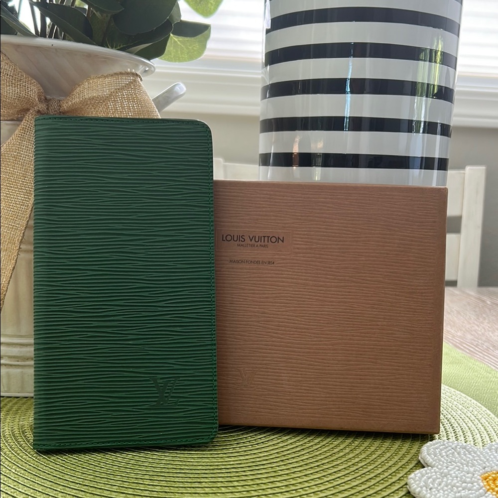 Louis Vuitton Green/Borneo Epi Leather Wallet w/ dust bag & box